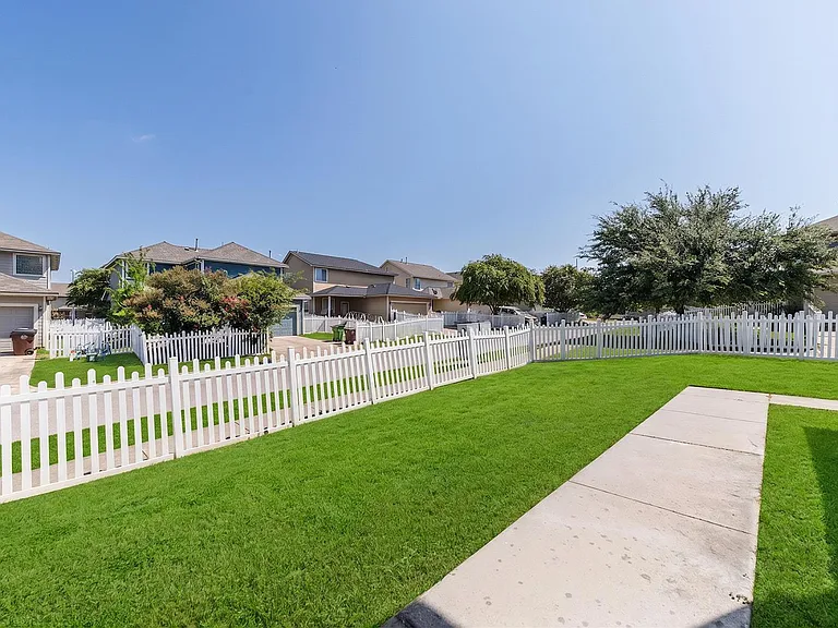 1733 Thompson Trl — Photo 4