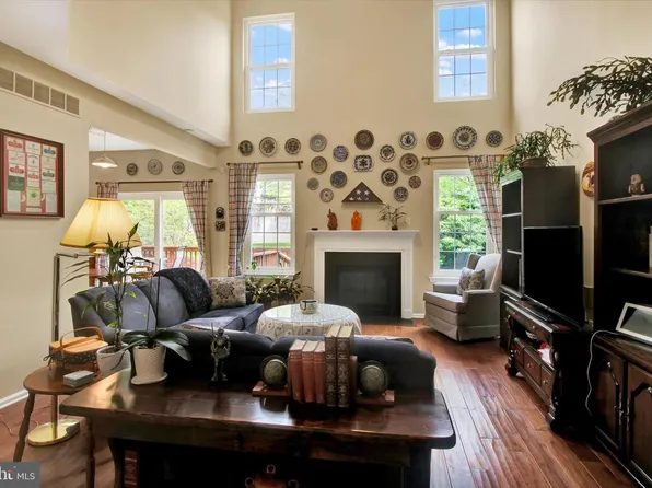 107 Castle Dr, North Wales, PA 19454