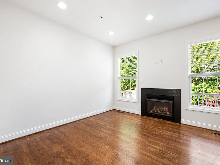 8342 Broderick Cir — Photo 14