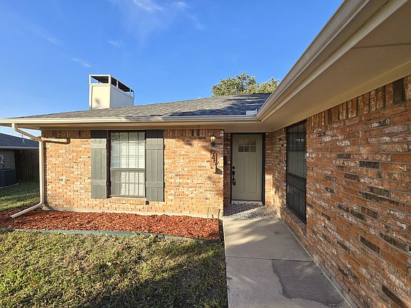 3rd image of 949 Crestwood Cir
