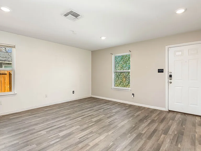 225 Virginia St — Photo 8