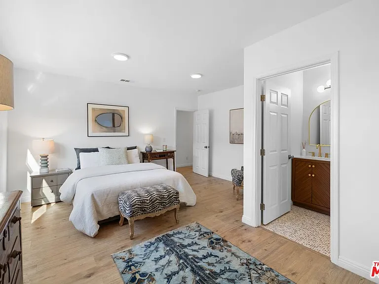 2400 W 74th St — Photo 23