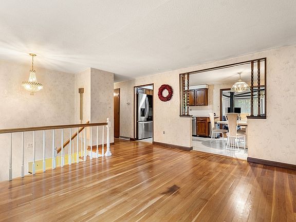 5th image of 27 Charme Rd