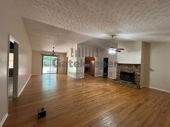 3rd image of 468 Davis Rd