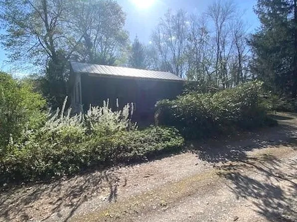 7 Bass Ln, Pine Grove, PA 17963