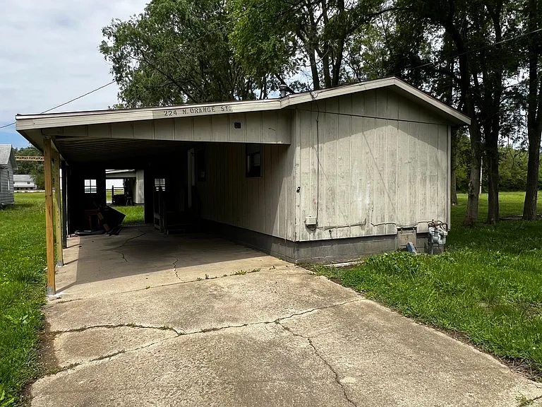 224 N Oak St — Photo 3