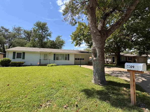 2209 Northview Dr, Manhattan, KS 66502