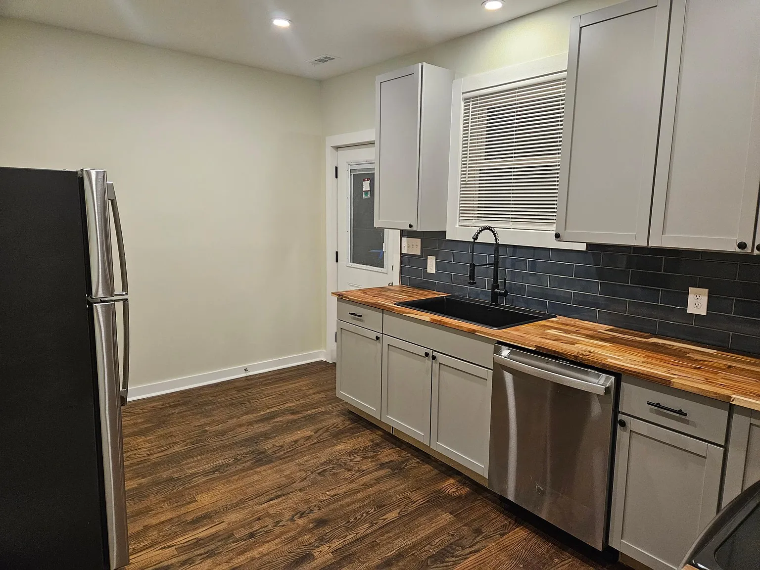 3 bed, 1102 sqft, $2,100 — Photo 3