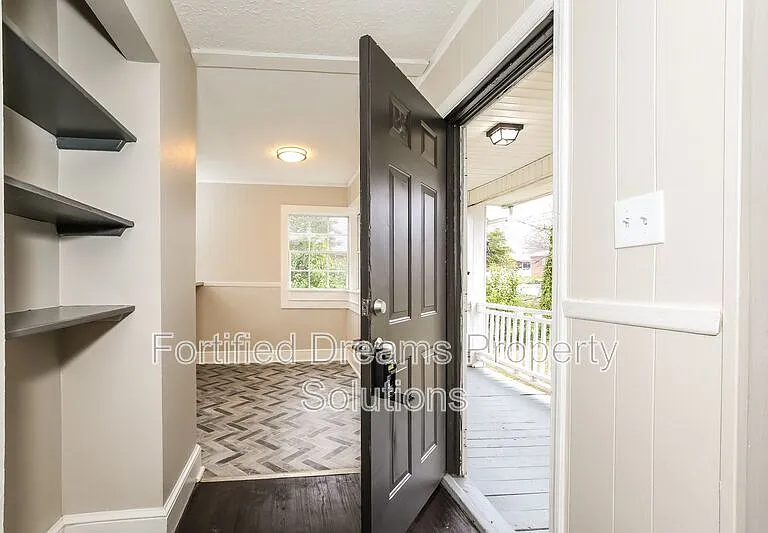 805 W 25th St — Photo 4