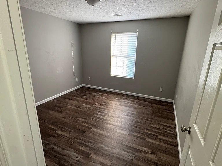 1012 E Chestnut St — Photo 17