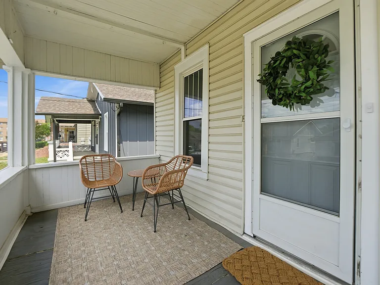 216 N Hickory St — Photo 4