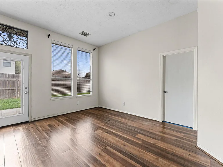 1875 Redwood Ln — Photo 10