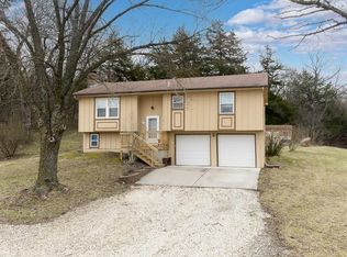 24275 Sandusky Rd, Tonganoxie, KS 66086