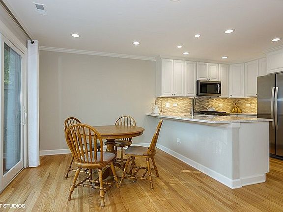 4th image of 902 Carlisle Ave