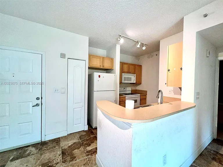 6001 SW 70th St #454 — Photo 3