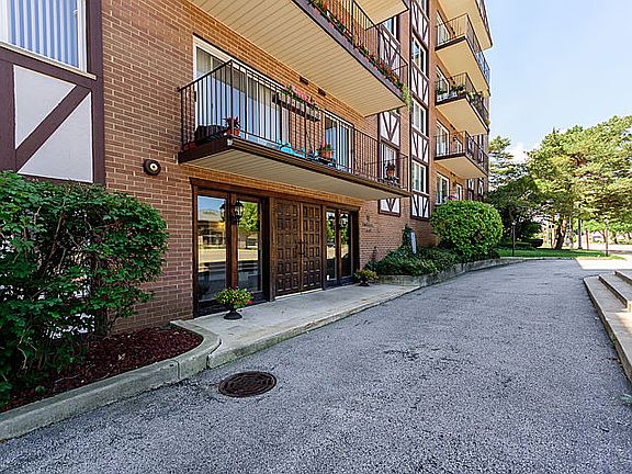 2nd image of 5935 Lincoln Ave Unit 503