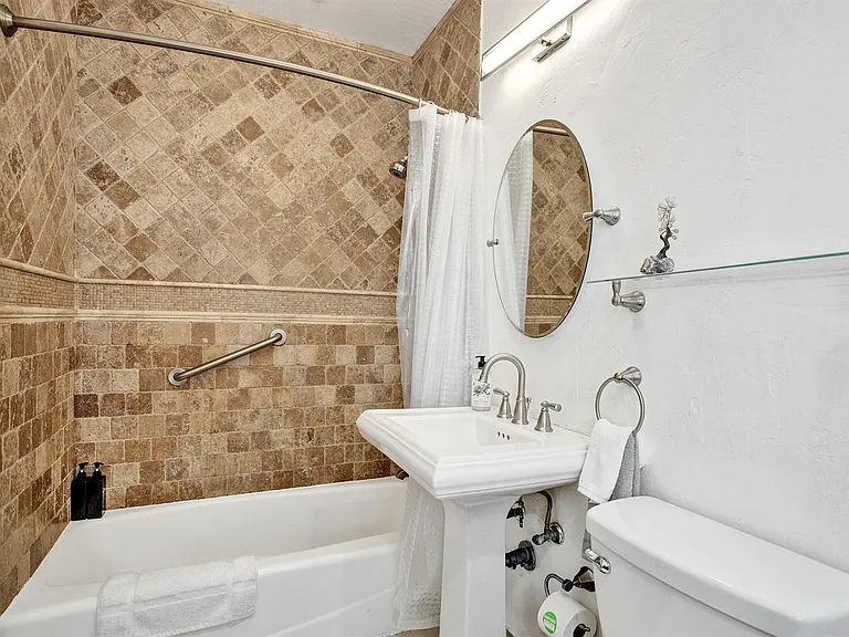 530 NE 11th Ave — Photo 8