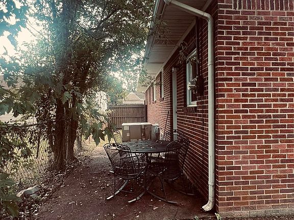 3rd image of 400 N Hook St