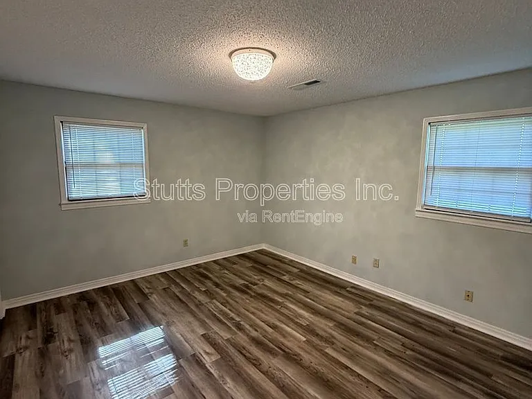 913 Waverly Ave — Photo 8