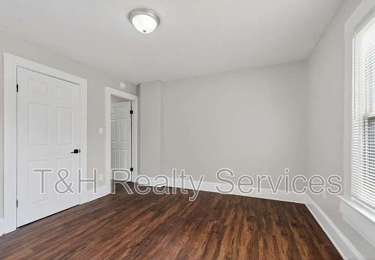 926 W 32nd St — Photo 27