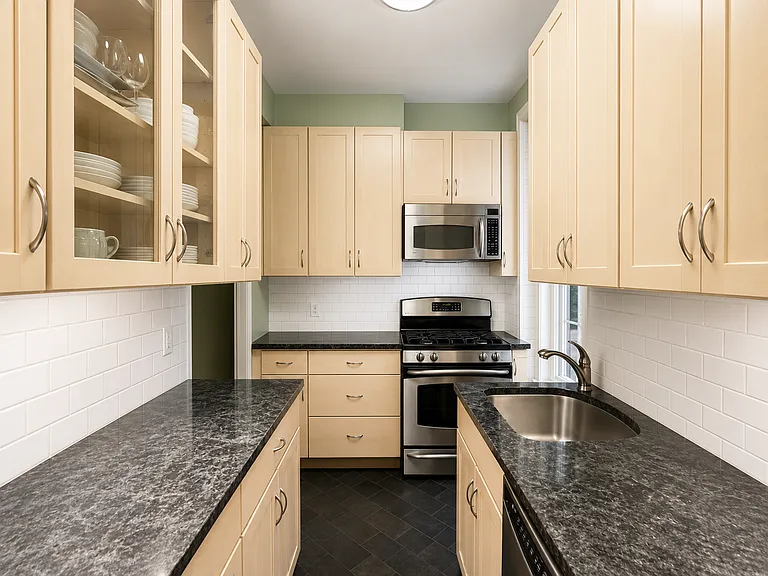 105 E 38th St #4 — Photo 8