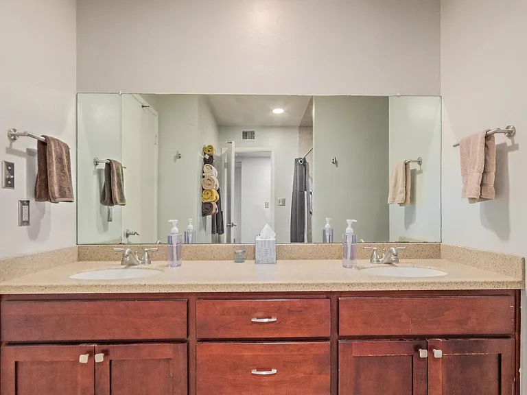 1922 E Laguna Dr — Photo 31