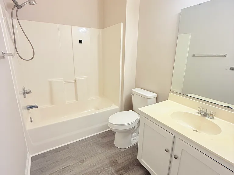 1306 River Oaks Dr #3F — Photo 2