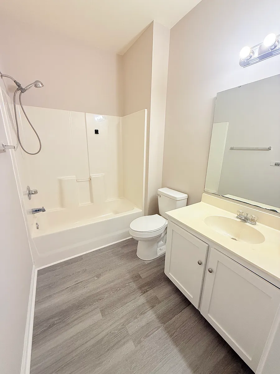 Building Photo - 1306 River Oaks Dr #3F