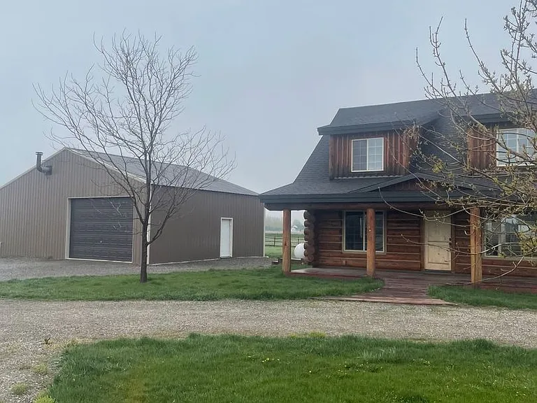 1084 E Moody Rd — Photo 3