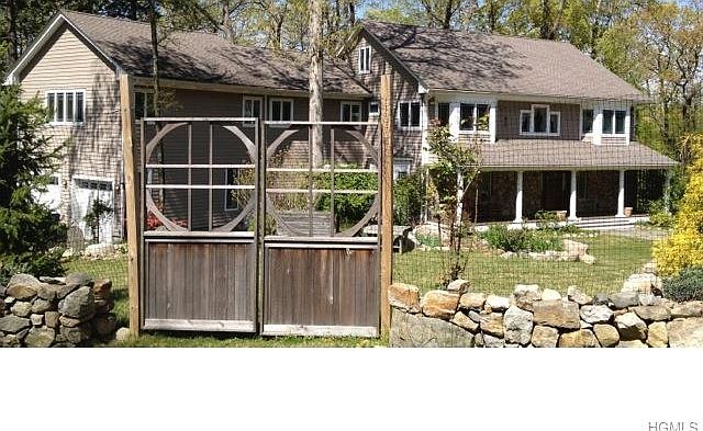 2nd image of 6 Ledge Rock Ct
