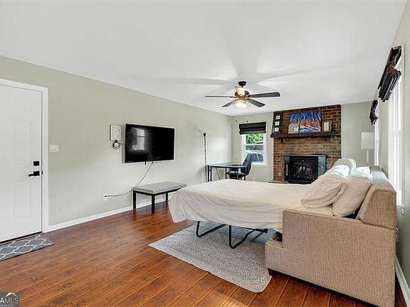 3rd image of 32 Baker Rd SE