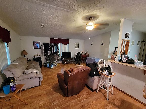 3rd image of 424 Lazy Lake Dr W