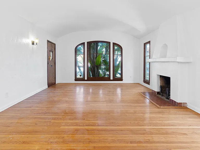 1150 Grant Ave — Photo 2