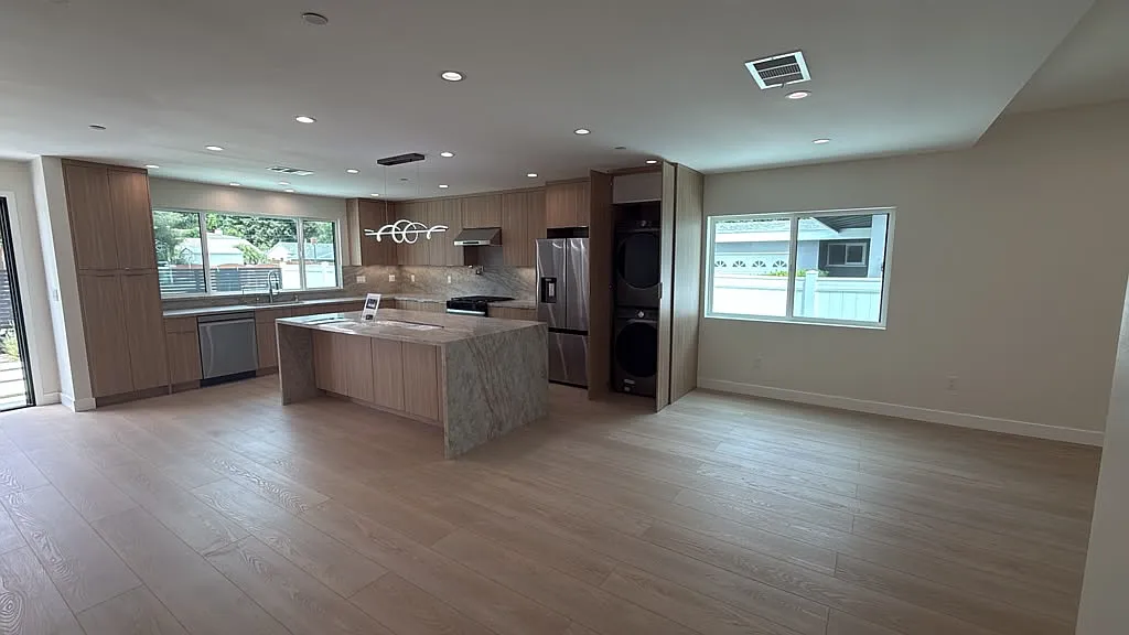 4 bed, 2000 sqft, $5,950 — Photo 1