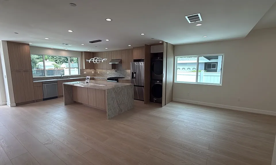 5412 Fallbrook Ave