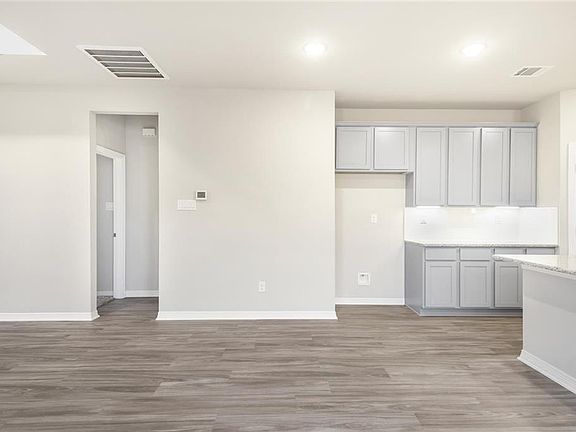 5th image of 828 Laguna Green Ln