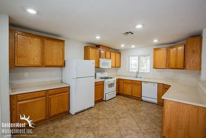 3 bed, 2.5 bath, 1751 sqft, $1,995 — Photo 4