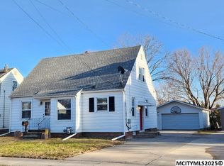 921 15th Pl NE, Mason City, IA 50401