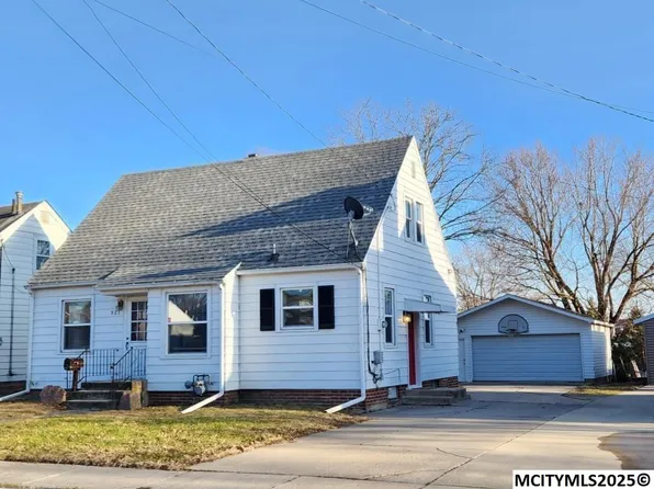 921 15th Pl NE, Mason City, IA 50401