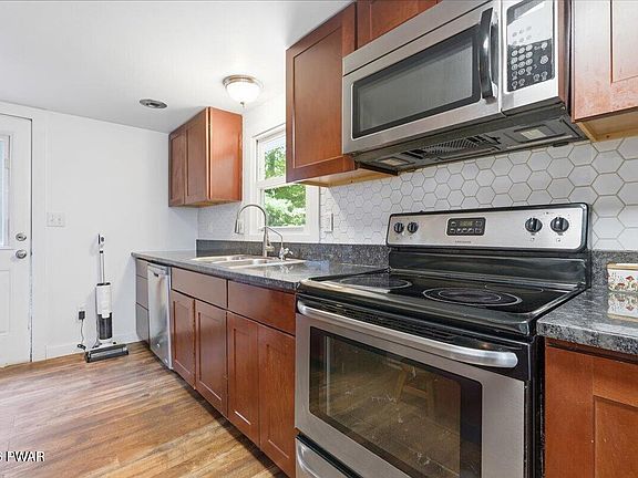 3rd image of 165 Basswood Dr