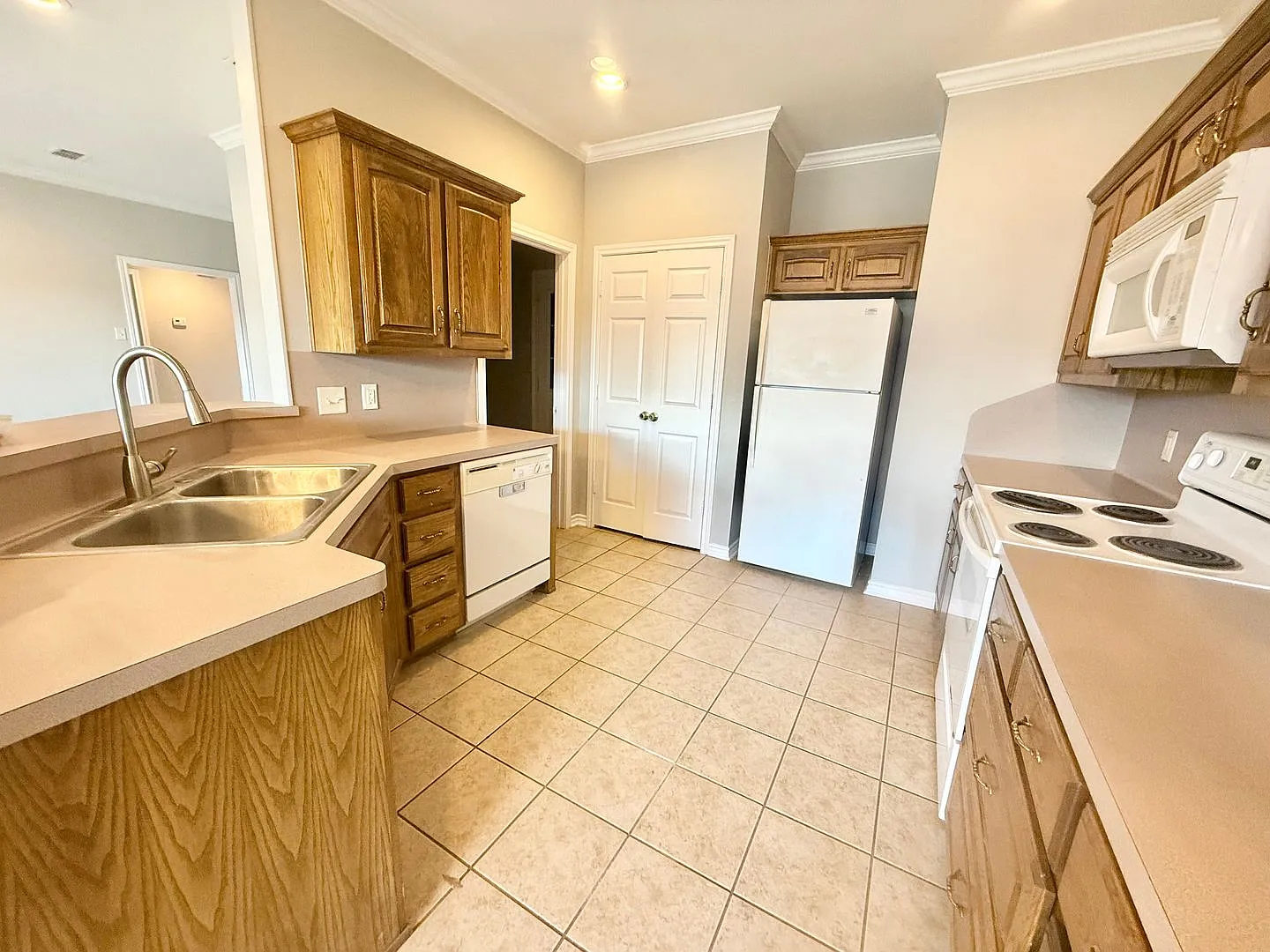 3-bed/2-bath with all new flooring! — Photo 2