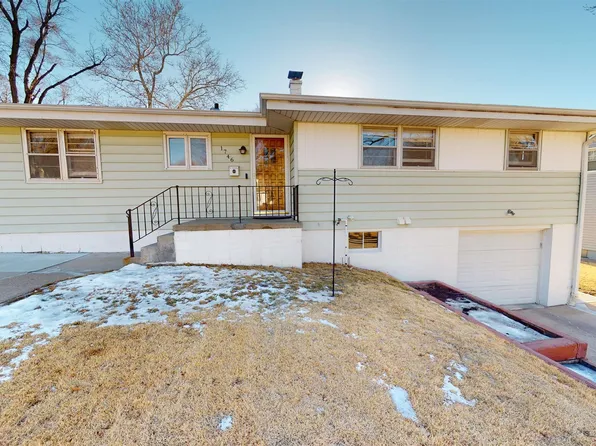 1746 Hillside Dr, Omaha, NE 68114