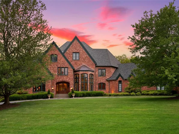 8 Lochinvar Dr, Saint Louis, MO 63131