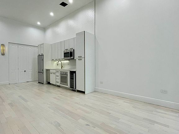 4th image of 164 E 61st St APT 1