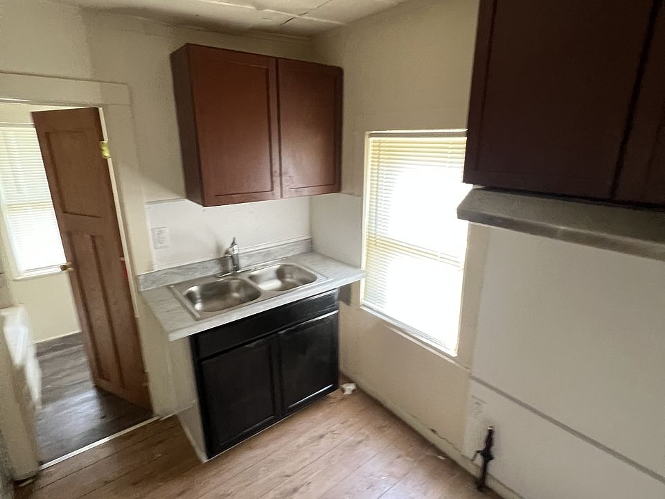 Kitchen - stove will be included before a move in