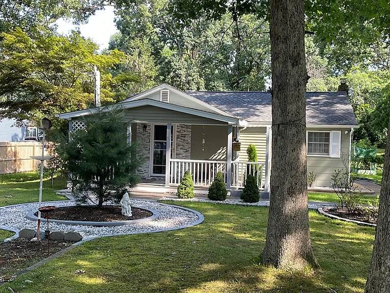 9 Cedar Ln — Photo 1