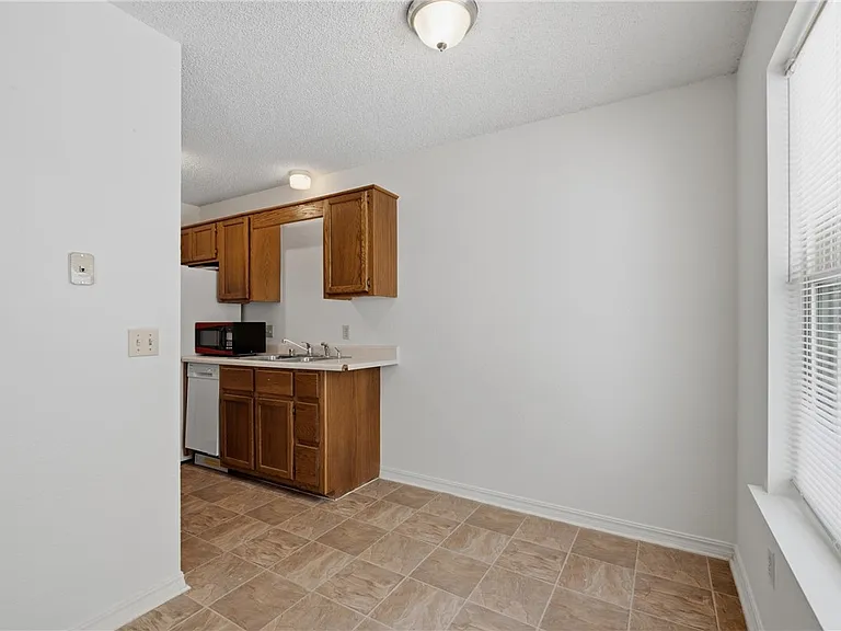 938 W Cleveland St #104 — Photo 8