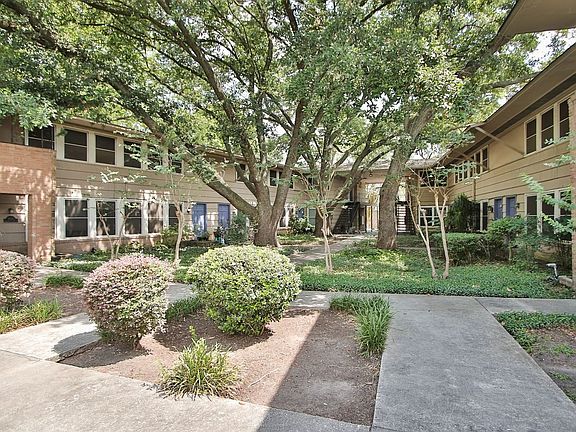 3rd image of 4018 Blue Bonnet Blvd APT D