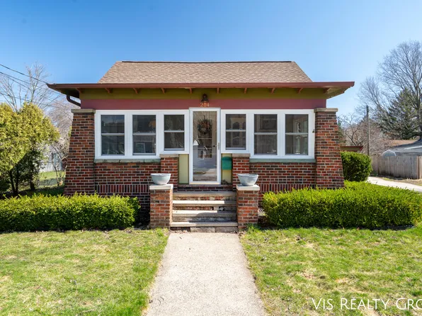 214 N Jackson St, Spring Lake, MI 49456