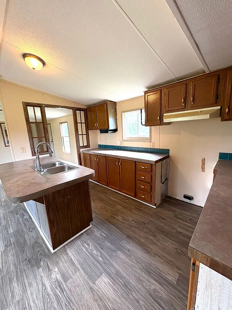 Spacious 3-Bedroom Home with 2 Baths in Park City — Photo 3